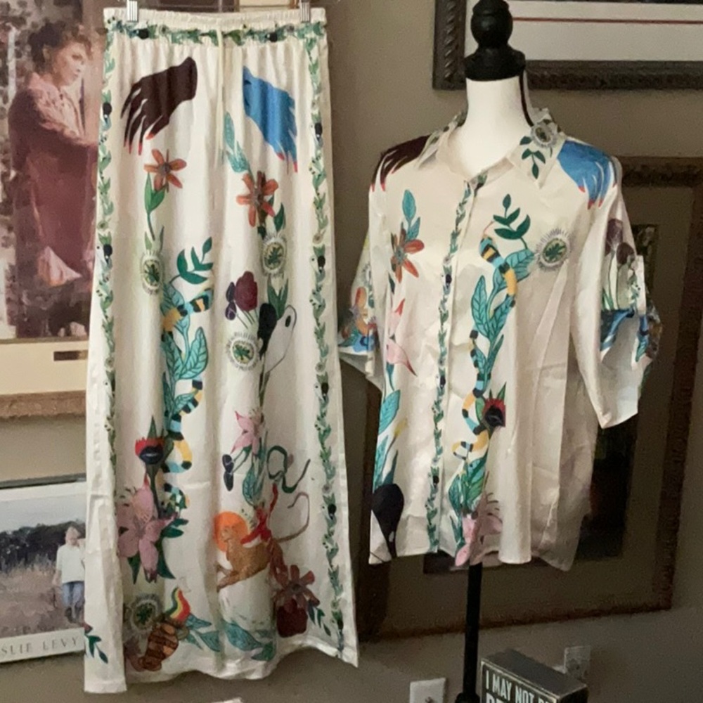 New, never worn 2 piece pant set. Size Medium